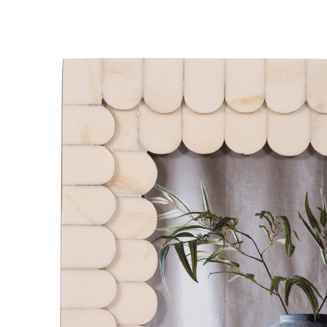 Picture Frame - Ivory Resin Scalloped Edge Decor, 4x6 in.