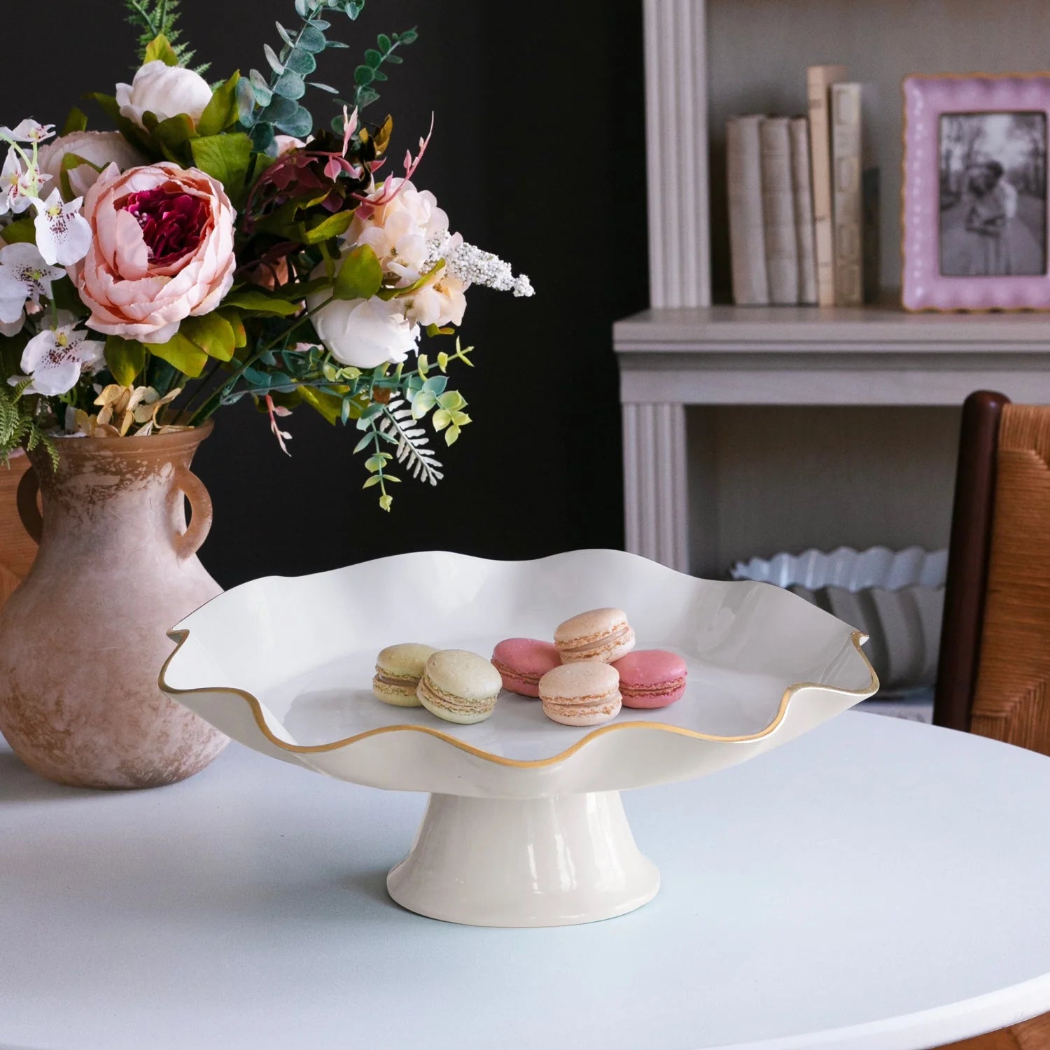 ENCANTO Carola Pedestal Cake Plate | Cream & White
